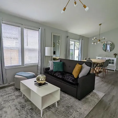 Contemporary 2-Bedroom Close To Downtown, Dining